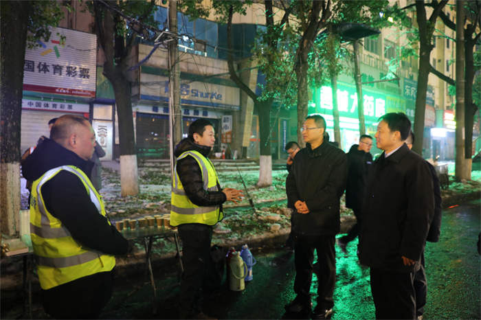 省委常委、市委书记谢卫江，市委副书记、市长李挚看望慰问岳阳路桥除冰清障一线队伍